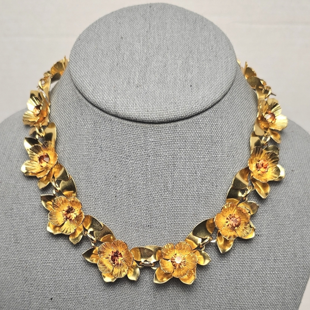 [J. CREW] Oversized Gold Flower Collar Statement Necklace - Picture 2 of 16